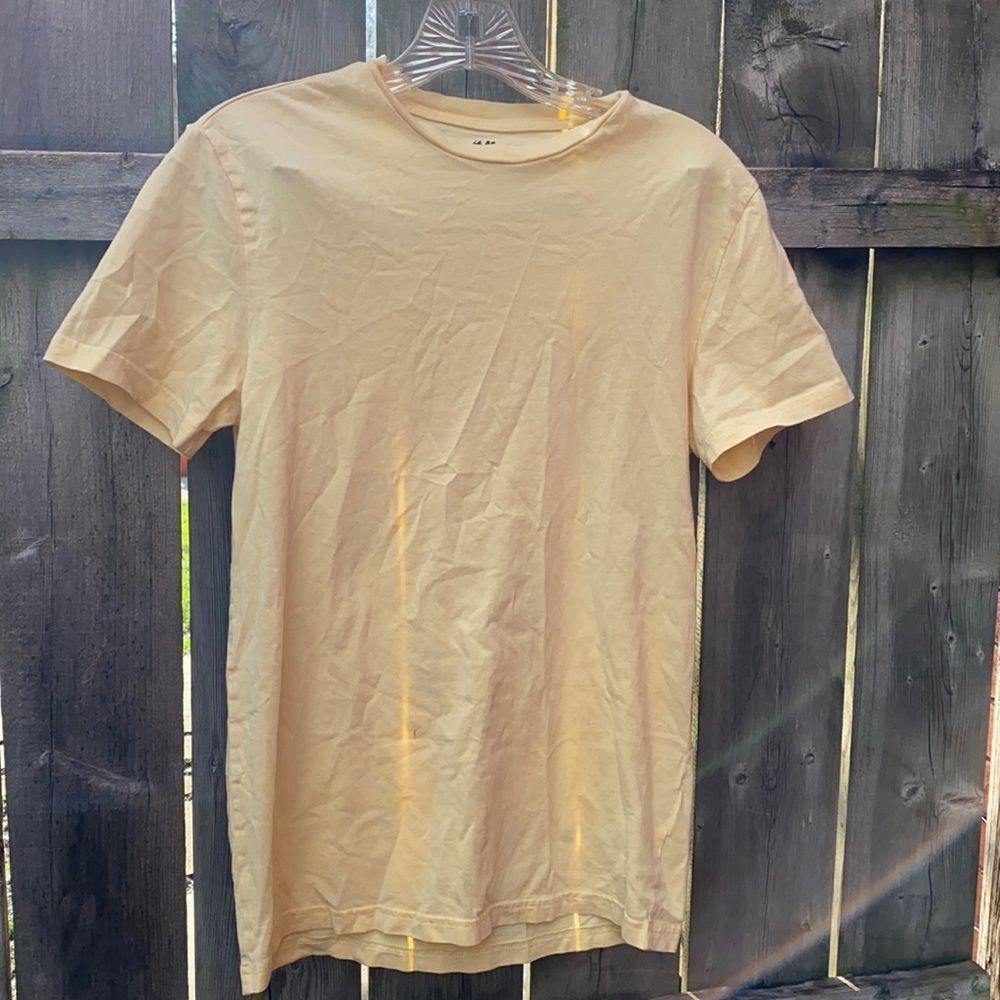 H&M yellow tee sz. XS